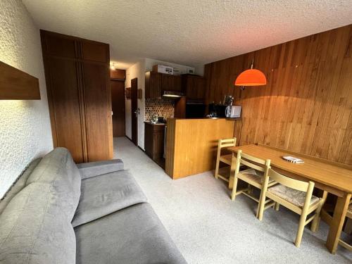 un salon avec un canapé et une table et une cuisine dans l'établissement Résidence Ruitor - RUITOR 603 MAE-8081, à Les Allues