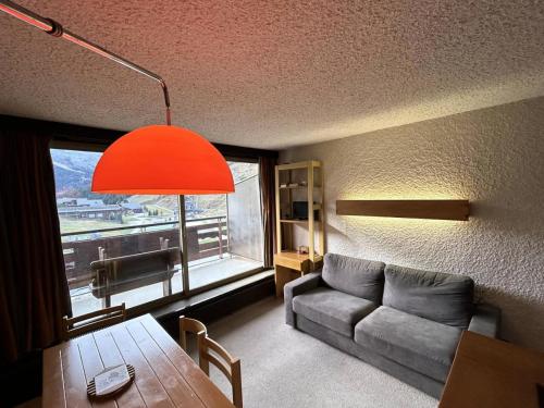 un salon avec un canapé et une table dans l'établissement Résidence Ruitor - RUITOR 603 MAE-8081, à Les Allues