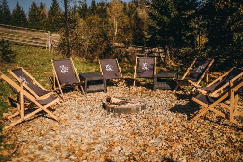 a group of chairs sitting around a fire pit at Rich OAK - готель з відкритим панорамний басейном in Yablunytsya