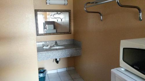 Two Palms Motel tesisinde bir banyo
