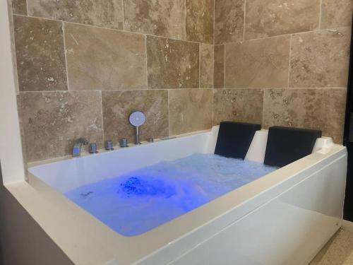 Billede fra billedgalleriet på Love Room romantique - Jacuzzi et Sauna intimes i Villemur-sur-Tarn