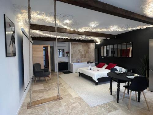 En eller flere senge i et værelse på Love Room romantique - Jacuzzi et Sauna intimes