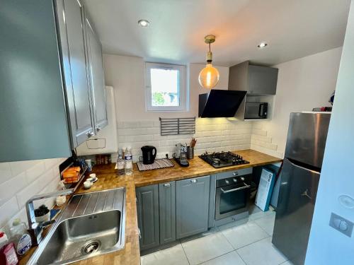 a kitchen with a sink and a counter top at Appart 4 personnes proche PARIS Tour Eiffel in Meudon