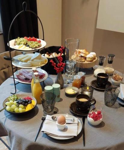 een tafel met daarop borden met eten bij SQUARE50 boutique suite in Oostende