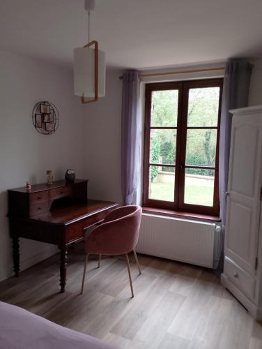 - une chambre avec un bureau et une fenêtre dans l'établissement Longère au calme en ville, à Senonches