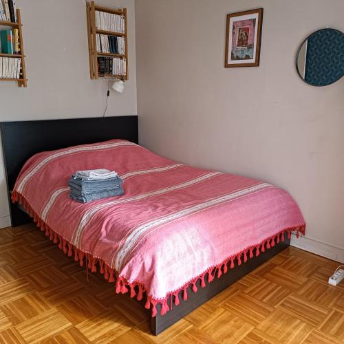 une chambre avec un lit avec une couverture rouge dans l'établissement Casa Créteil, à Créteil