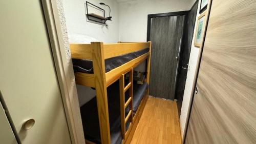 Cette petite chambre dispose de lits superposés et d'un couloir. dans l'établissement Résidence Chamoisiere - Joli studio proche des pistes et des commerces. Parking MAE-7401, à Montgenèvre