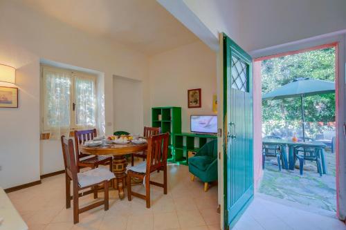 Un comedor con mesa y sillas en La Fresia - Focette 100m from sea - Happy Rentals, en Pietrasanta