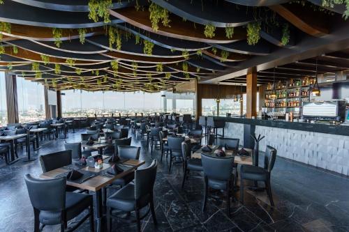 Un restaurante u otro lugar para comer en Radisson Puebla Angelopolis