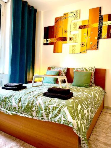 - une chambre avec un lit doté de rideaux bleus dans l'établissement Suite de charme proche de la gare-internet haut débit, à Reims