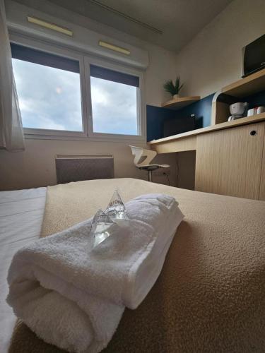 - une chambre avec un lit doté d'une couverture blanche dans l'établissement 302 Studio Cosy sur Perpignan, à Perpignan