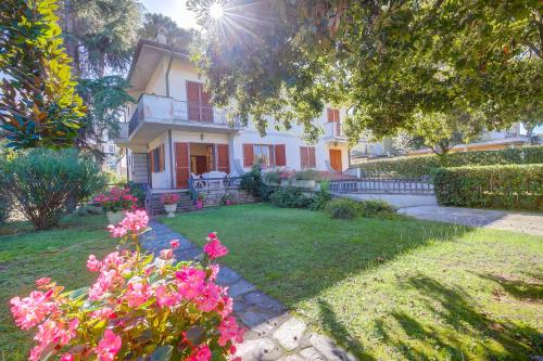 dom z ogrodem z różowymi kwiatami w obiekcie Casa Maddalena al Mare 600m from sea - Happy rentals w mieście Marina di Pietrasanta