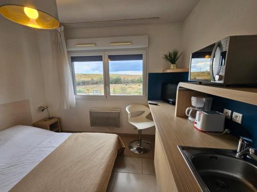 une chambre d'hôtel avec un lit et un lavabo dans l'établissement 317 Studio Cosy a Perpignan Porte Espagne, à Perpignan