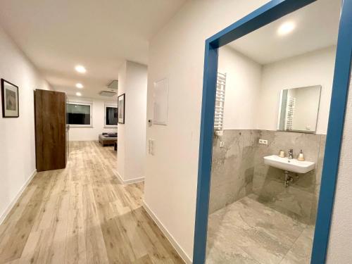 a bathroom with a sink and a mirror at NEU Große Einzimmerwohnung im Zentrum Goldstadt Pforzheim Schlössle in Pforzheim
