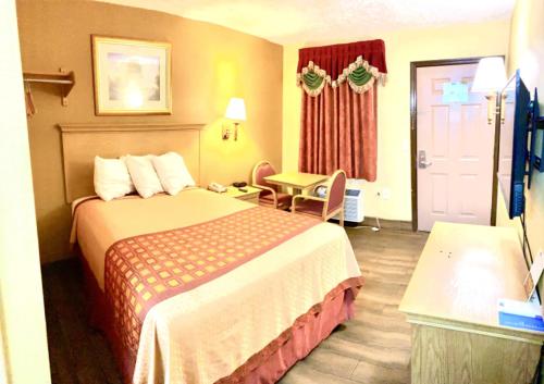 Ένα ή περισσότερα κρεβάτια σε δωμάτιο στο Rodeway Inn Goodlettsville South