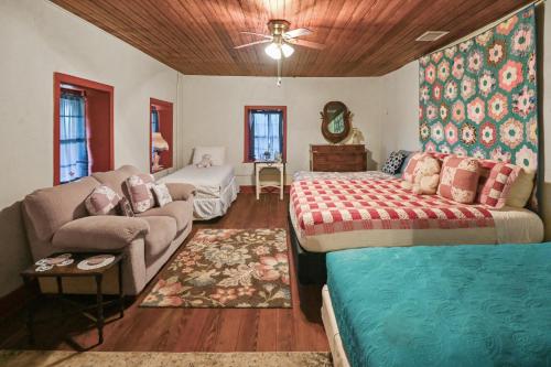 Postel nebo postele na pokoji v ubytování Stein Haus Ranch