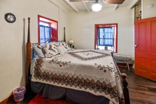 Postel nebo postele na pokoji v ubytování Stein Haus Ranch