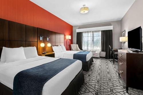 a hotel room with two beds and a television at Best Western Gettysburg in Gettysburg