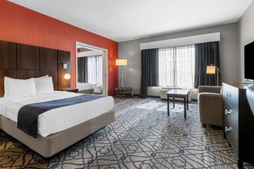 a large hotel room with a bed and a couch at Best Western Gettysburg in Gettysburg