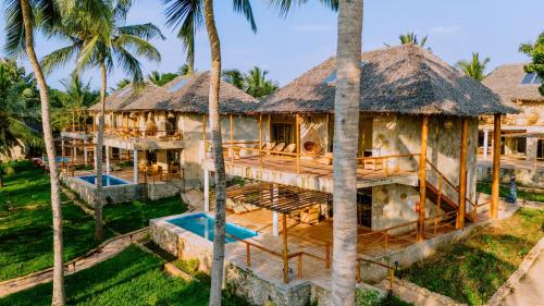 Una vista aérea de un resort con palmeras. en Moyo Mzuri Villas Resort Zanzibar, en Migogoni