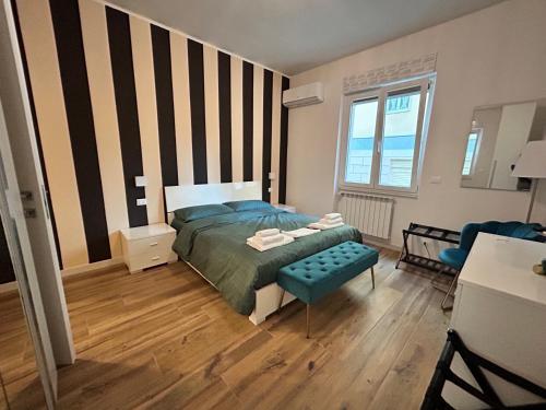 ein Schlafzimmer mit einem Bett und einem Stuhl darin in der Unterkunft Pop House in Rapallo