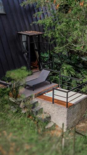 a backyard with a bench and a skate ramp at Cabaña 25km de Medellín, Benevento Reserva Botánica in Girardota