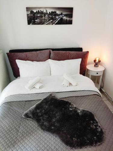 Elegant Central Studio with Balcony & WiFi Fiber