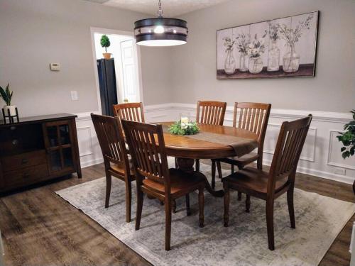 Posezení v ubytování Spacious 2 Story 4-5 Bdms 3 Baths Near Stadiums