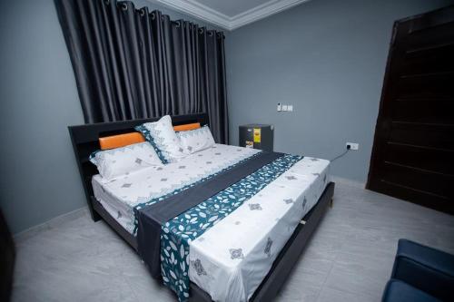 a bedroom with a large bed in a room at Luxury House in Trede Kumasi in Kumasi