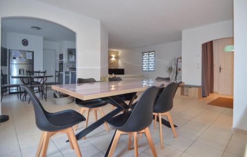 une salle à manger avec une table et des chaises dans l'établissement Nice Home In La Capelle-Et-Masmolèn, à La Capelle-et-Masmolène