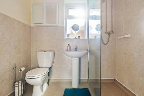 a bathroom with a toilet and a sink and a shower at 3 bedroom Bungalow for Contractors,Workers,Relocation,Insurance,Family, Free Parking in Peacehaven