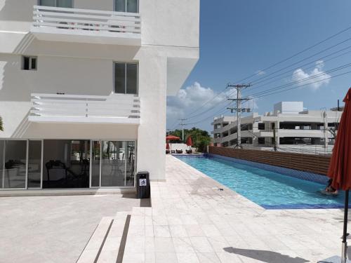 a building with a swimming pool next to a building at Boca del Mar III, apto 707 in Boca Chica