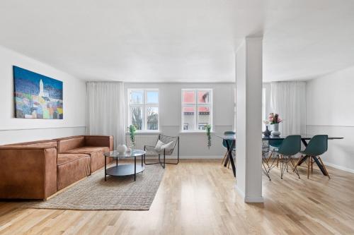 una sala de estar con un sofá y una mesa en Downtown Reykjavík Baldursbrá Holiday Home, en Reikiavik