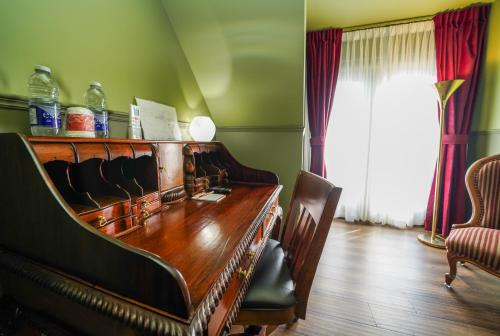 a room with a wooden table with chairs and a window at Niagara Grandview Boutique Hotel in Niagara Falls