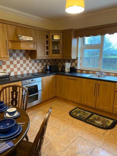Una cocina o zona de cocina en Claremorris - Near Knock Airport