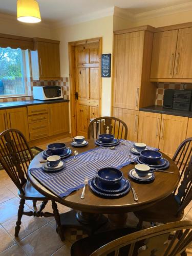 una cocina con una mesa con platos y platos. en Claremorris - Near Knock Airport, en Dry Mills