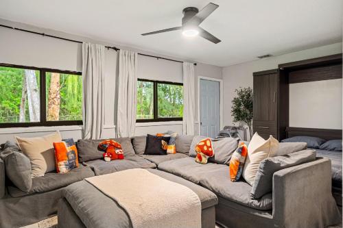 Ruang duduk di Luxury Pool Home