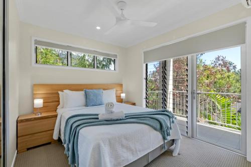 Postel nebo postele na pokoji v ubytování Celeste at Island Views - Resort Living by the Sea