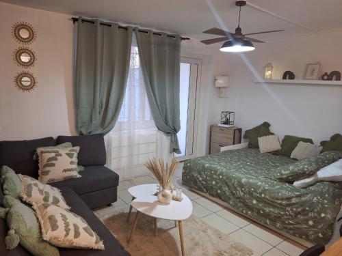 un salon avec un lit et un canapé dans l'établissement endroit doux au centre ville, à Toulouse