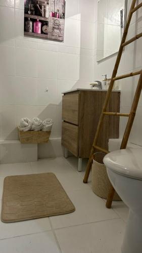 une salle de bain avec un lavabo et des toilettes dans l'établissement endroit doux au centre ville, à Toulouse