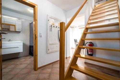 a stairway leading to a kitchen and a kitchen at Fischerhaus-307-am-Yachthafen-Rechlin-Nord in Rechlin