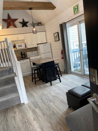a kitchen and living room with a table and chairs at Blue Mountain 2 Story Studio Loft in Blue Mountains
