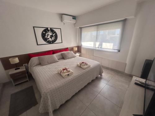 une chambre avec un lit avec deux serviettes dessus dans l'établissement Apart Luro IV, à Santa Rosa