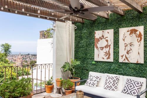 Balkoni atau teres di Panoramic Paradise 3BR Gem Overlooking San Miguel