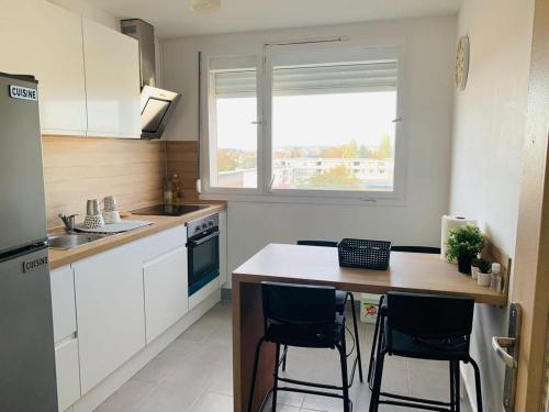 Η κουζίνα ή μικρή κουζίνα στο Charmante appartement de 2 chambres à Saint-Étienne-du-Rouvray