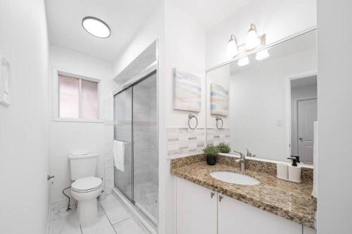 Ванная комната в Charming Family Getaway in Richmond Hill