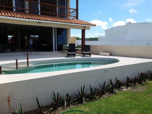 Kolam renang di atau dekat dengan Cactus Beachfront villa in Zihuatanejo- pets welcome!