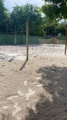a batting cage with a pole in the dirt at Praia da Espera - Paraíso em Itacimirim - Quinta das Lagoas Reserva in Monte Gordo