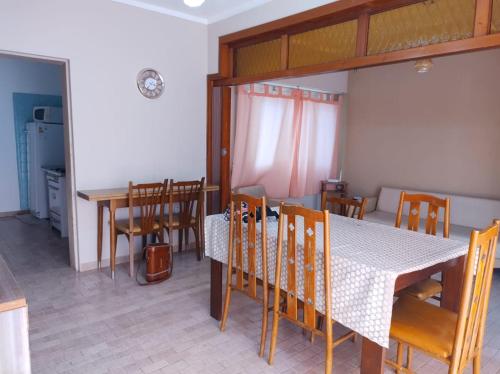 モンテ・エルモソにあるDepto Monte hermoso centroのテーブルと椅子のあるキッチンとダイニングルーム