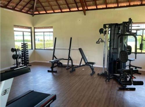 a gym with several treadmills and exercise bikes at Flat Praia dos Carneiros in Tamandaré